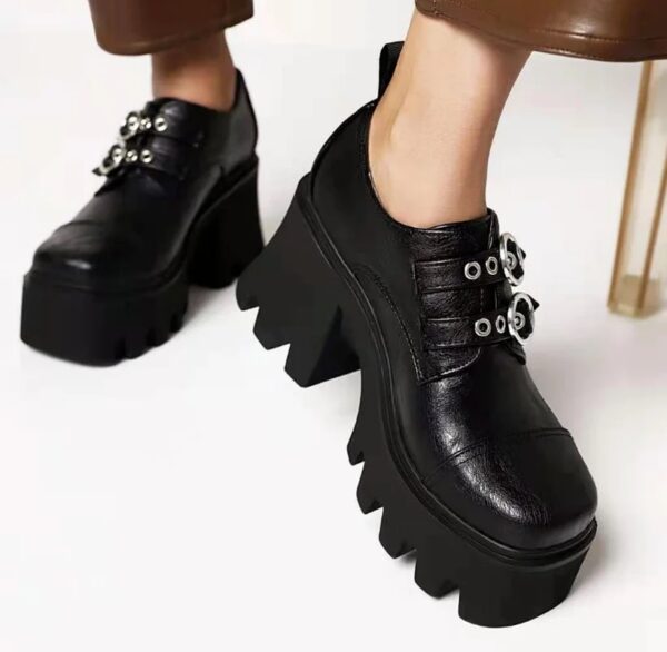 Bota Salto Fivela Duda Gótica - Image 2