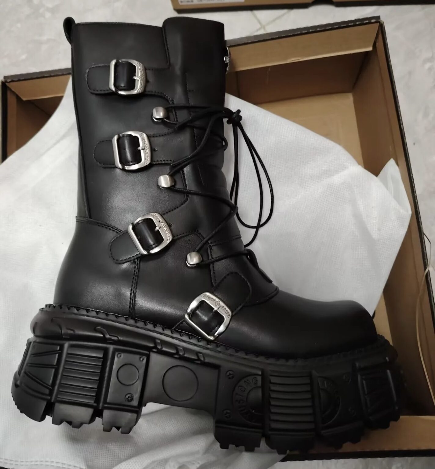 Bota Coturno Raven Couro Plataforma – Sally Queen