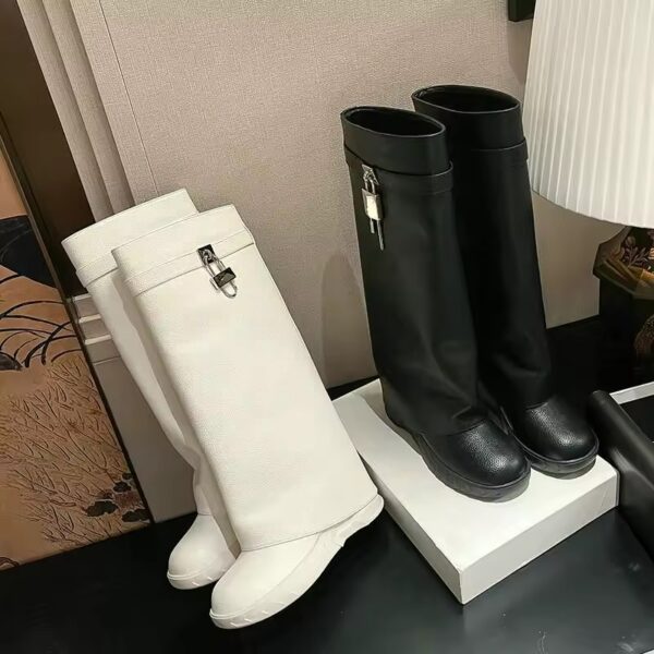 Bota Violet Cano Longo Cadeado Couro - Imagem 2